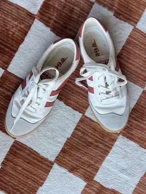 Gola Elan Sneakers with dark pink stripes